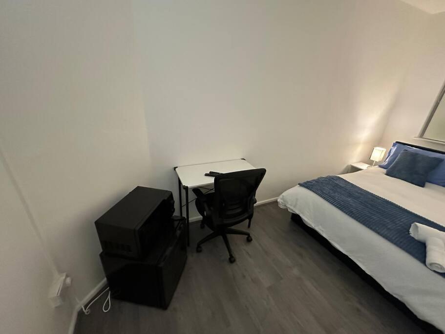 Small Cozy Private Bedroom Zone1 Лондон Экстерьер фото