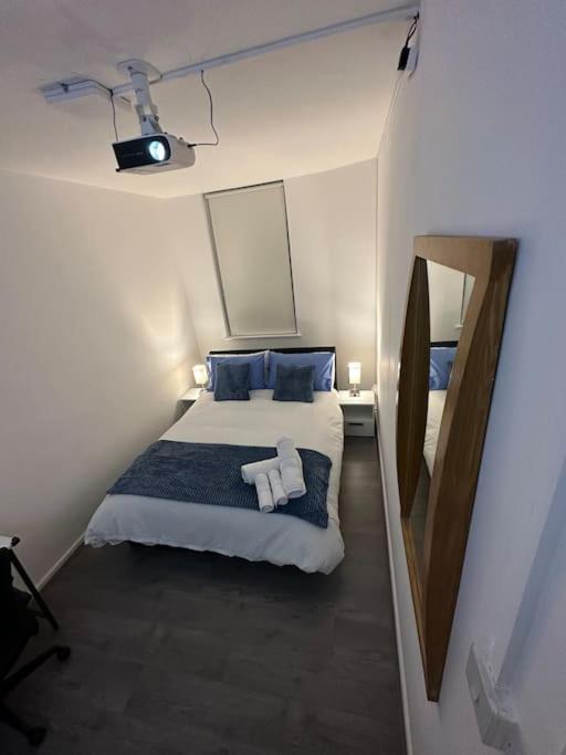Small Cozy Private Bedroom Zone1 Лондон Экстерьер фото